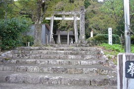 史跡 七人塚の写真。道を挟んで杉原砦跡の反対側に武山神社があり、鳥居の脇に「史跡 七人塚」があります