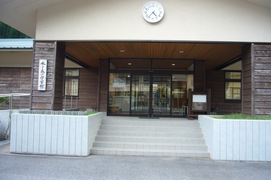 水と森の学習館の写真。学習館には車いすマークのトイレがあり、借りることができます