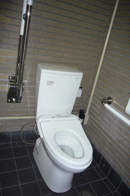車いすトイレの内部写真
