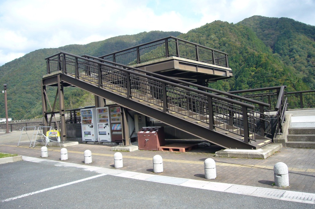 徳山ダムを一望できる展望台がありますの写真