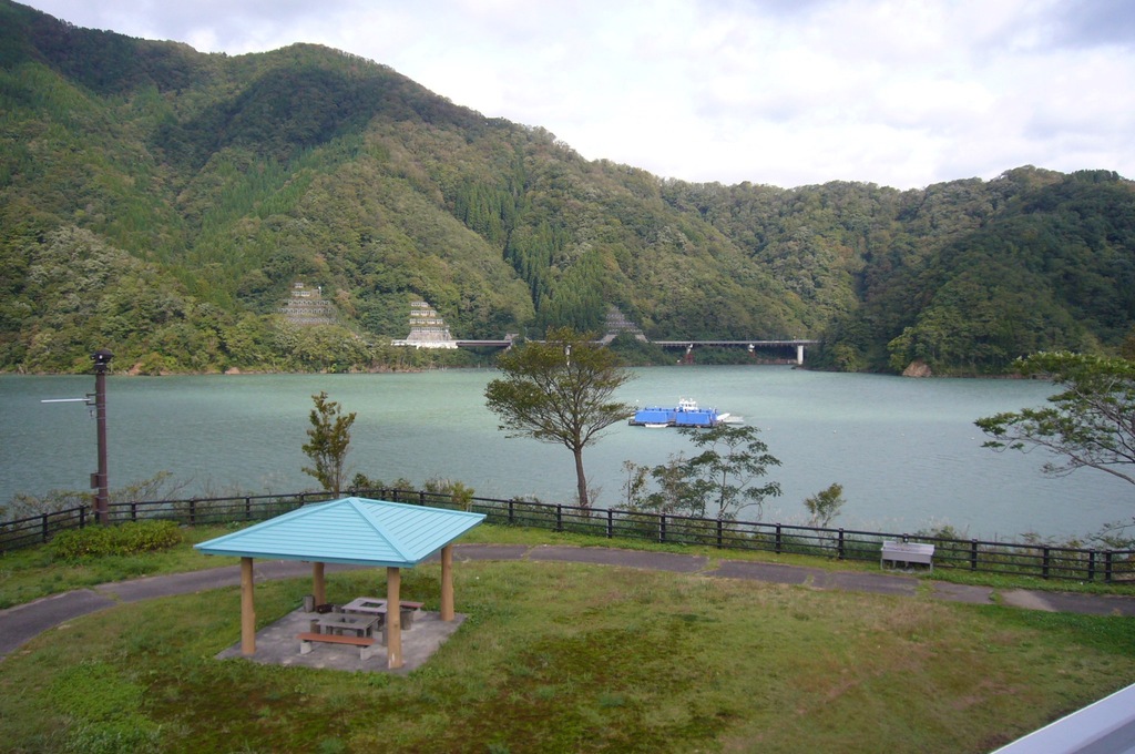 徳山湖に面した散歩コースの写真