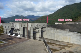 徳山ダムの写真。山々に囲まれた道をまっすぐ進むと、突然巨大なダムが出現します
