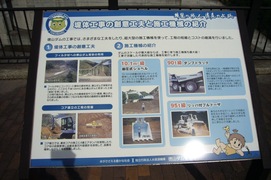 施工機械の説明の写真。ダム建設で、巨大な油圧式ショベル、ダンプトラック、リッパ付きブルドーザーが使われました