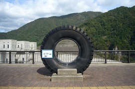 巨大なダンプトラックのタイヤの写真。ダム公園には90トン級のダンプトラックのタイヤが展示されています