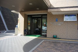 徳山ダム管理所の写真。徳山ダム管理所には、車いすマークのトイレもあります