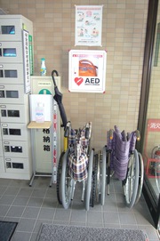 貸出し用車いすの写真。徳山ダム管理所玄関入口にあります
