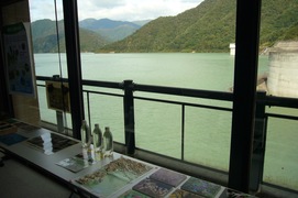 窓越しの徳山湖の写真。徳山ダム管理所の窓から眺めた風景