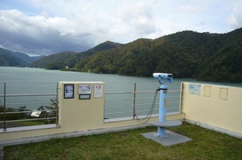 徳山会館の展望台の写真。固定式の双眼鏡から湖や遠くの山々を望めます