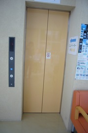 徳山会館のエレベーターの写真。２階から1階へ降りるために階段の他、エレベーターがあります