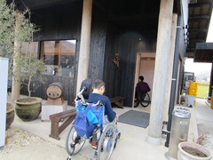 玄関の写真。通路も広く、駐車場から入口まで段差がありません