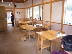 木の香り漂う店内の写真。窓が大きく明るい店内は柱・梁・壁、家具にも木がふんだんに使われています