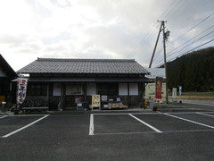 そば・うどんのお店の写真。隣には、そば・うどんのお店もあります