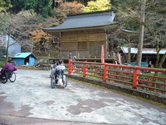 飛鳥川に架かる赤い橋の写真。3つ目の赤い橋の傍に観音堂があり、その横の石畳を上って本堂のほうに行きます