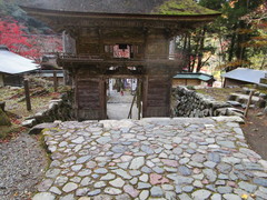 山門（仁王門）の写真。岐阜県指定重要文化財の檜皮葺の楼門、二階は鐘楼になっています