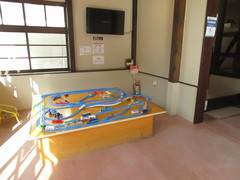 プラレールの写真。待合室の面影を残した構内には、プラレールが置かれ子どもの遊び場になっています