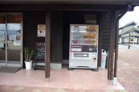 車いす対応の自動販売機の写真。カフェの横にある自販機は、低い所にボタンがあり車いすで使いやすくなっています