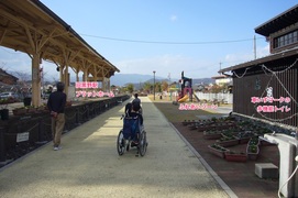 西へ続く散歩道の写真。プラットホーム横の散歩道は、幅が広く舗装され、車いすでも自由に移動することができます
