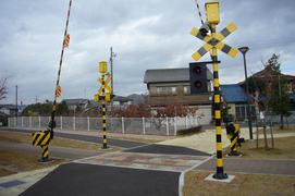 散歩道の踏み切りの写真。遮断機もあります