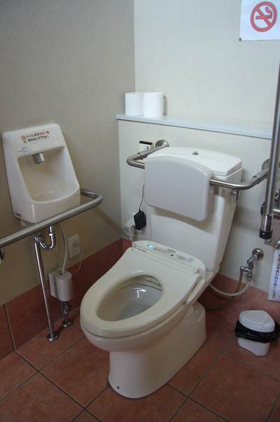 車いすトイレの内部写真