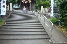 拝殿前の階段とスロープの写真。少し急なスロープですが車いすでも拝殿前まで行けます