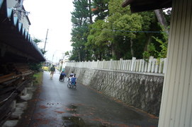 西側の通路の写真。トイレ前の通路を進むと神社の西側の通路に出ます