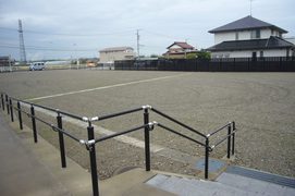 大駐車場の写真。神社の東側に大駐車場があります