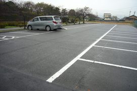 駐車場の写真。30台分のスペースがあります