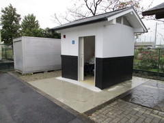 車いすマークのトイレの写真。一般トイレの横に別棟の車いすマークのトイレがあります