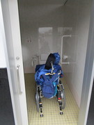 車いすマークのトイレ内部の写真。入口は引き戸で中は広く多機能トイレになっています