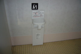 車いすマークのトイレ内部の写真。トイレにはベビーチェアもあります