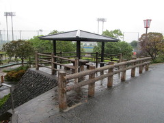 堤の上の休憩所の写真。屋根がありテーブルとベンチが作られ公園が一望出来ます