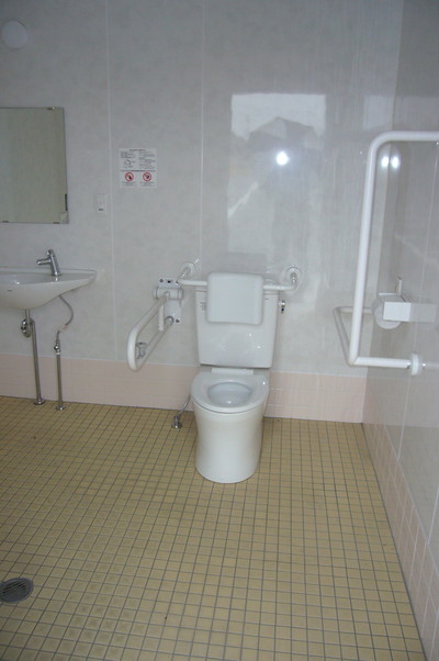 車いすトイレの内部写真