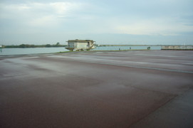 漕艇（そうてい）練習ゾーン　（長良川国際レガッタコース）の写真。センターハウス前の長良川は、2kmの漕艇練習ゾーンになっています