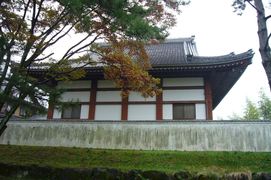 華渓寺の写真。園内の城跡に建つ華渓寺は、稲葉一鉄が母親の菩提寺として建立した寺です
