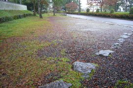 曽根城本丸跡の土塁と石垣の写真。華渓寺の北側より石垣や土塁などが発見され、現在これらは保存のため埋め戻されています