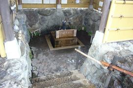 華渓寺の福水の写真。自噴水の井戸が作られ、誰でも水汲みが出来ます