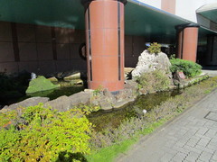 正面玄関横の庭園の写真。大きなさざれ石が置かれています