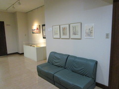 休憩スペースの写真。展示室にもソファーが置かれた休憩スペースがあります