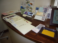 ミュージアムグッズの写真。1階受付で、作品集、絵葉書、色紙などを販売しています