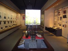 戸田公顕彰室(とだこうけんしょうしつ）の写真。戸田家歴代藩主の肖像画、武具や九曜紋入（くようもんいり）調度類を展示しています