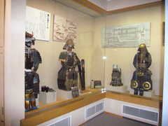 武具の写真。戸田氏鉄が着用したと伝えられる甲冑が展示されています