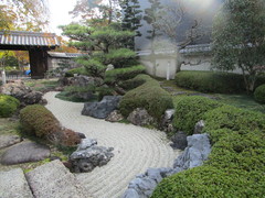 日本庭園の写真。小さいですが建物と調和した枯山水の庭です