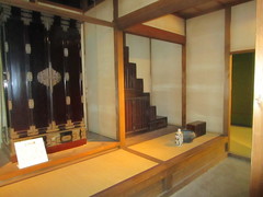 仏壇が水につからないよう2階に上げる「上げ仏壇」の写真。水屋が再現され、入口には上げ舟、中には上げ仏壇があります