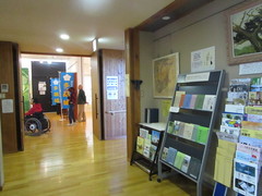 展示室前のホールの写真。書籍やパンフレットなどが置かれています