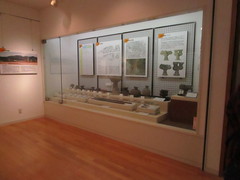 二又古墳群出土遺物（新館）の写真。出土した6世紀の土器や鉄器など豊富な副葬品が展示されています