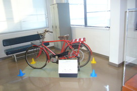 郵便配達の自転車の写真。昔のエンジン付きの自転車が展示されています