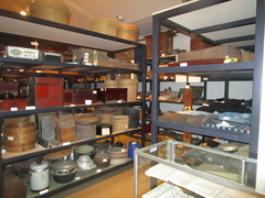 数多くの所蔵品の写真。寄贈された昔の生活道具が棚に置かれています