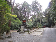 瓦塚（かわらつか）の写真。南宮稲荷神社へ向かう途中、社殿の古瓦を集めた塚があります