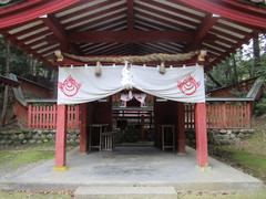 南宮稲荷神社の写真。稲荷神社は本殿とはまた違った神秘的な空間です