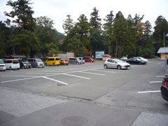 北側駐車場の写真。駐車場は舗装され、100台収容できます